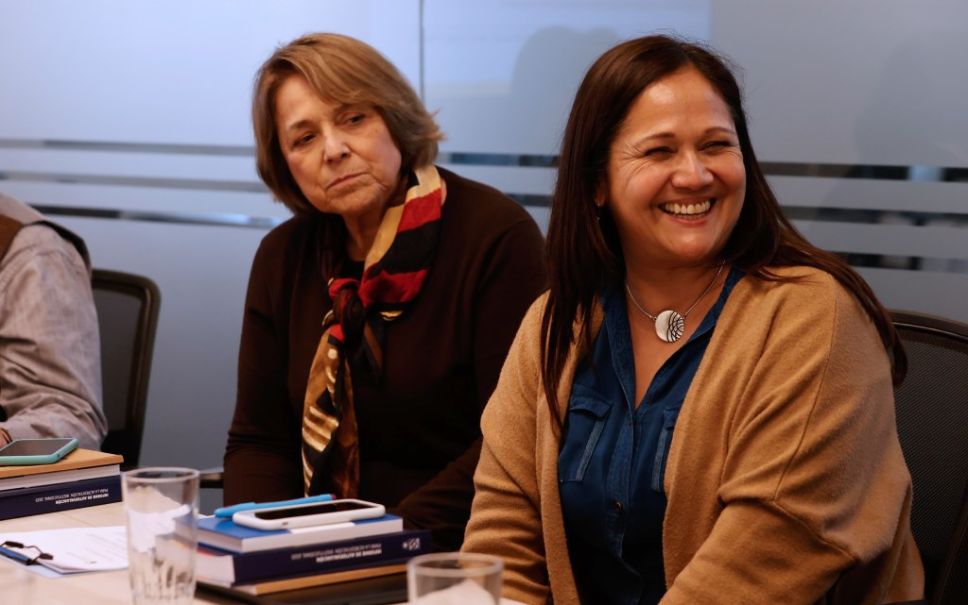 En la imagen podemos apreciar a un costado a la profesora Ana María Madrid Silva y a un costado derecho a la profesora Verónica Figueroa Huencho